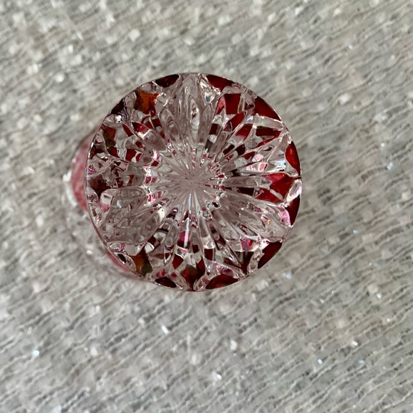 Elegant Crystal Vase with Floral Design - Picture 3 of 3